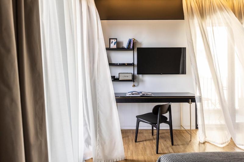 Deluxe Room with Balcony image 4