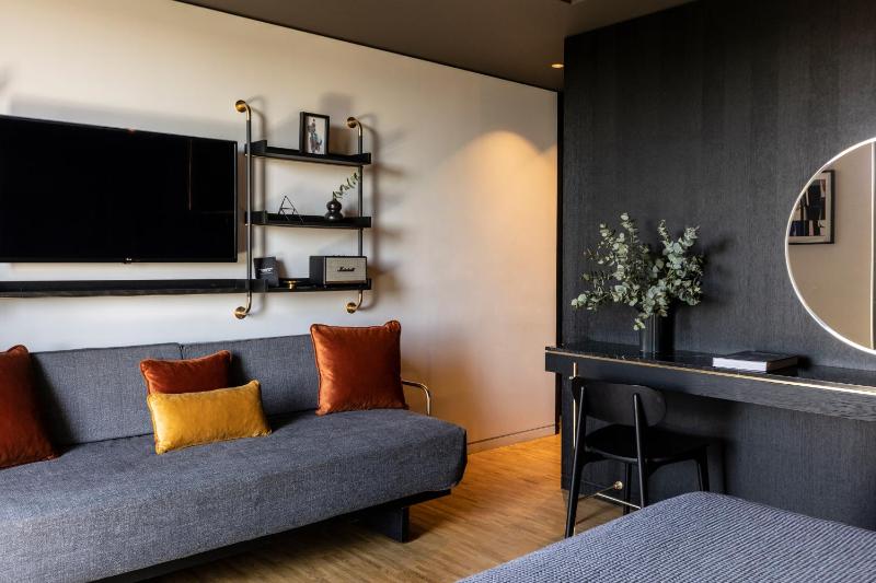 Deluxe Room with Balcony image 2