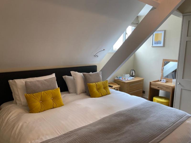Standard Super King / Twin Bed En-suite image 1