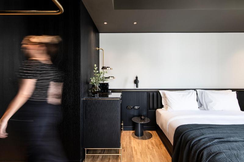 Deluxe Room with Balcony image 3