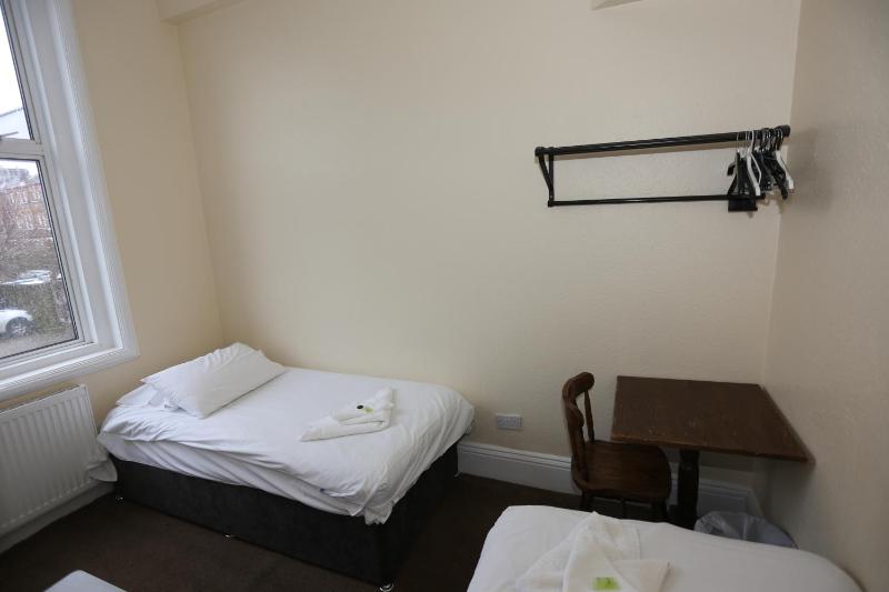 Twin Room image 2