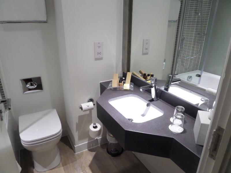 Standard Double Room image 4