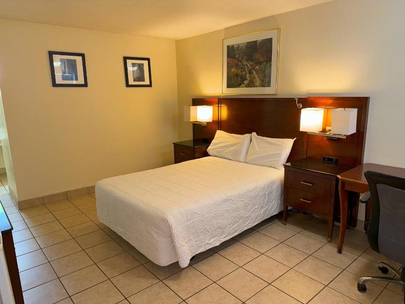 Queen Room image 3