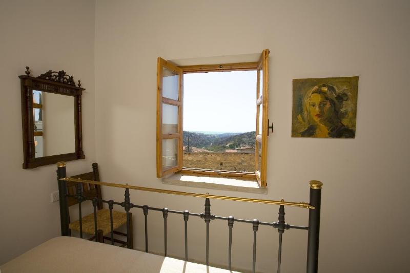One-Bedroom Apartment image 3