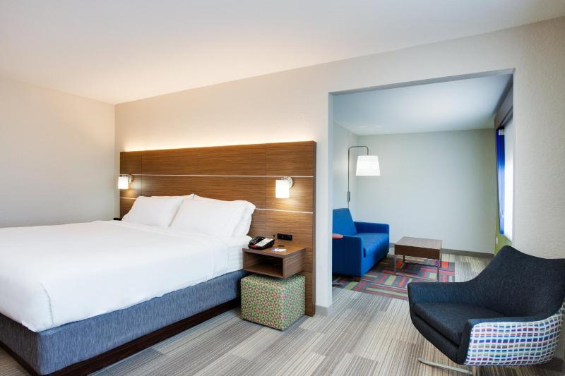 King Suite - Non-Smoking image 3
