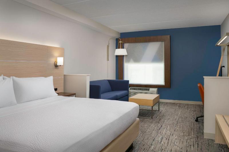 King Suite with Sofa Bed image 3