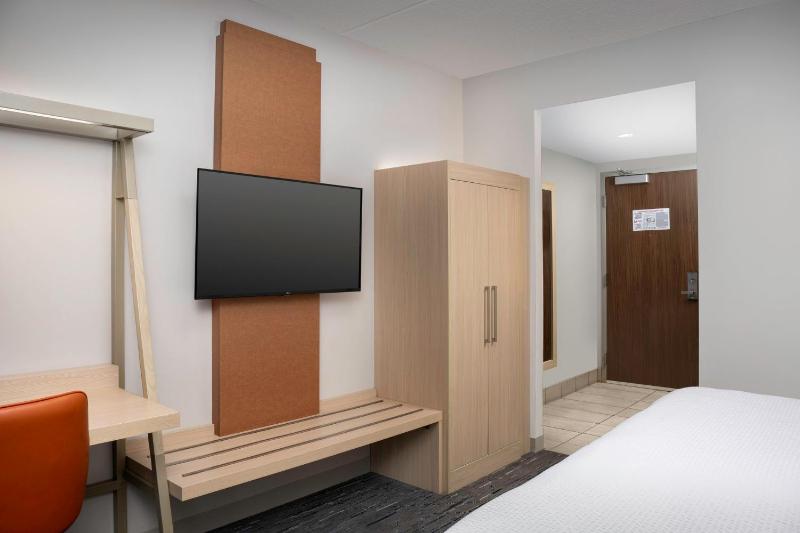 Standard King Room image 2