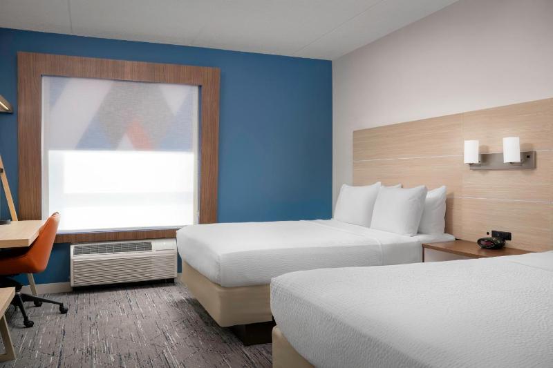 Standard Queen Room with Two Queen Beds image 2