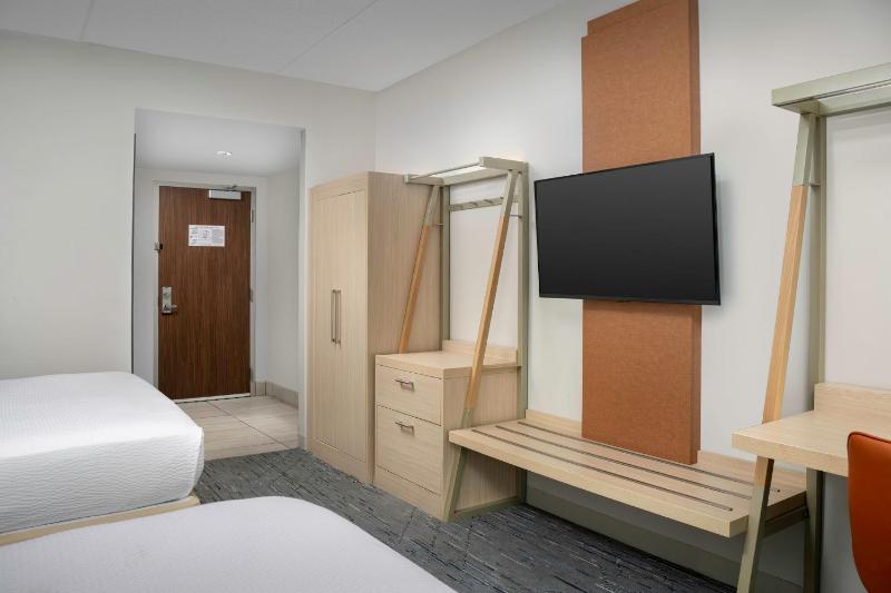 Standard Queen Room with Two Queen Beds image 3