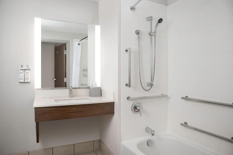 Standard King Room with Accessible Tub - Mobility Access image 3