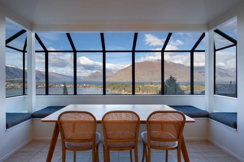 QT Paradise: Panoramic Views & Elegant Comfort - image 5