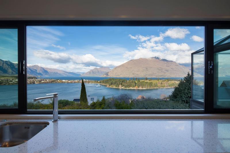 QT Paradise: Panoramic Views & Elegant Comfort - image 30