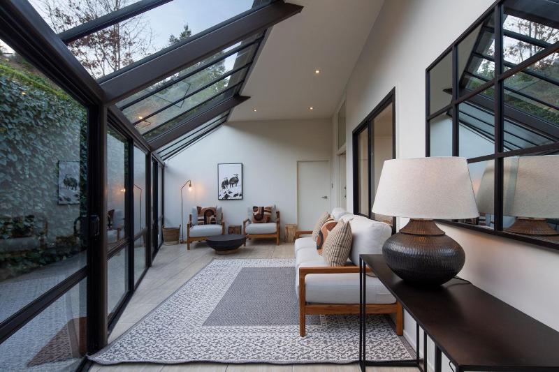 QT Paradise: Panoramic Views & Elegant Comfort - image 28