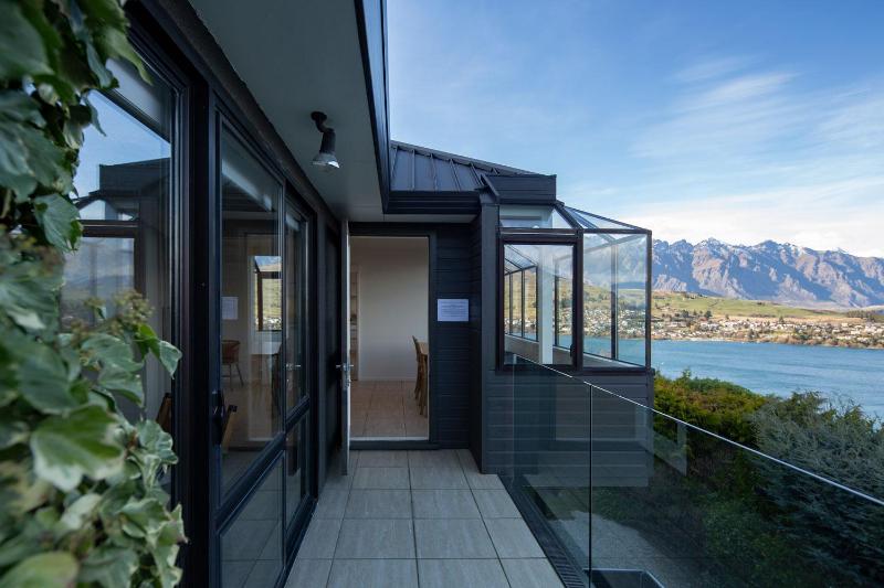 QT Paradise: Panoramic Views & Elegant Comfort - image 7