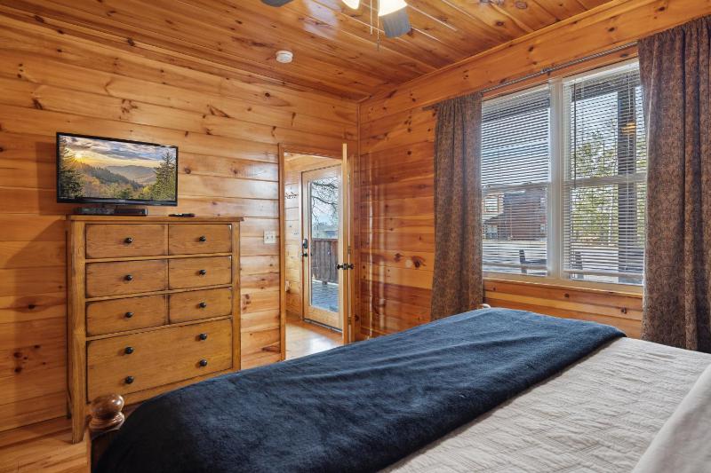 Smoky Mountain Lodge cabin - image 25