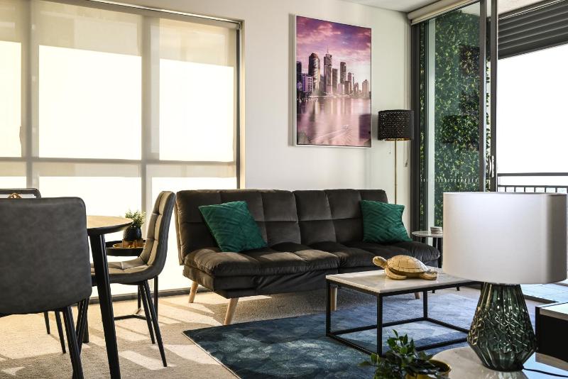 River view apartment in Brisbane with parking