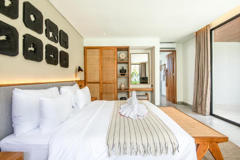 Luxe 5BR Villa 200m to Brawah Beach Retreat - image 32