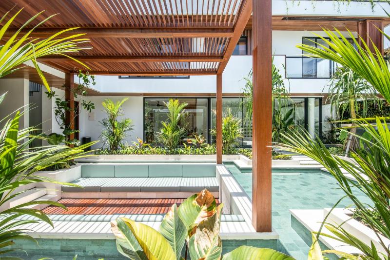Luxe 5BR Villa 200m to Brawah Beach Retreat - image 5