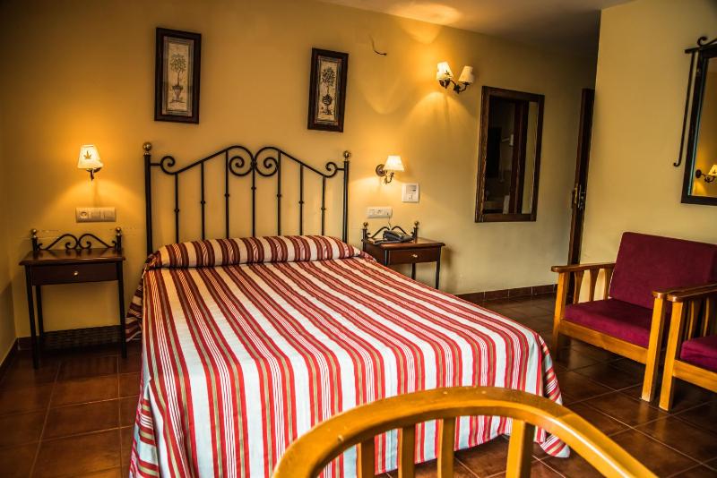 Economy Twin Room image 4