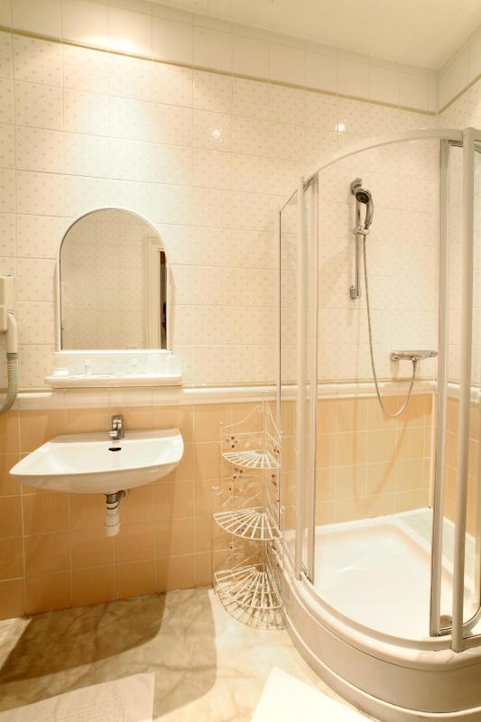 Superior Twin Room image 3