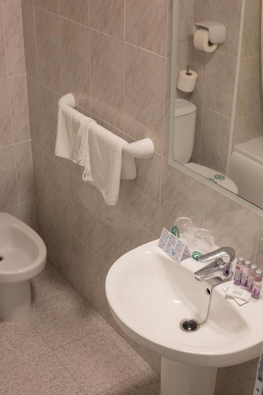Basic Twin Room image 1