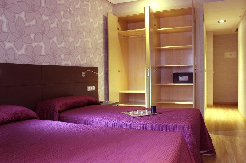 Superior Twin Room image 1