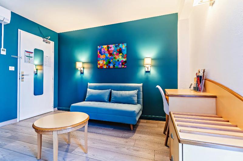 Family Room image 4