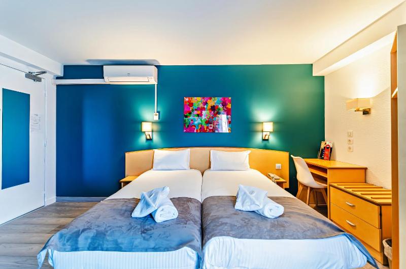 Standard Twin Room image 4