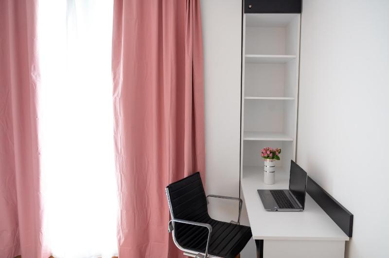 Sunny 1BDR Apartment near Center - image 8