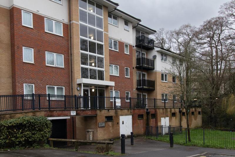 Open Mind Property - Luxury Apartment Near Hospital & Underground Free Parking for 2 Vehicles - image 16