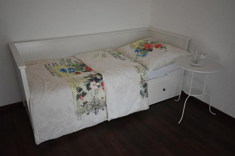 Twin Room with Bathroom image 2