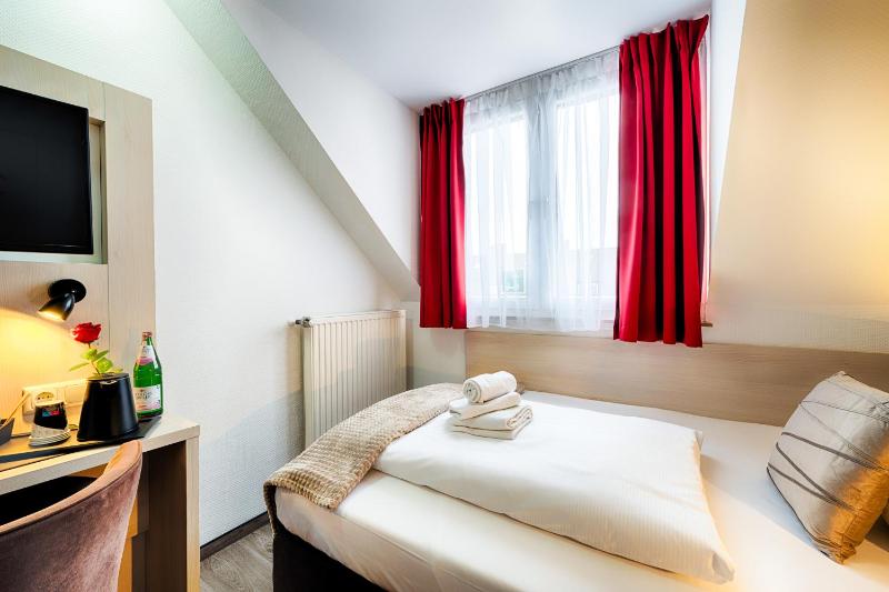 Large Single Room image 2