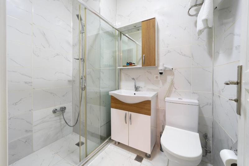 Deluxe Double Room with Bath image 2