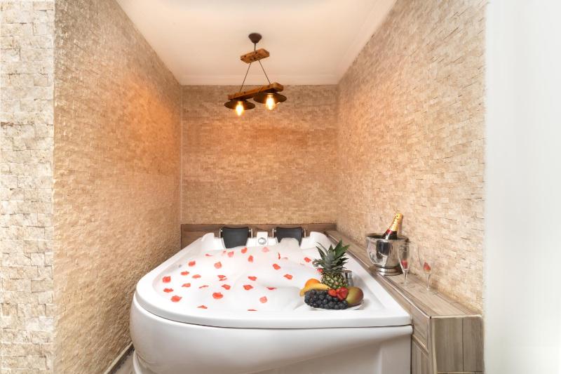 Deluxe Double Room with Bath image 4