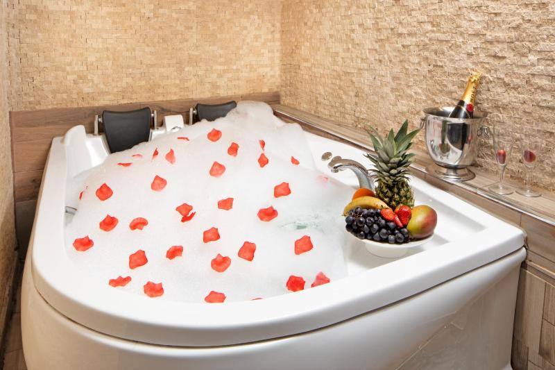 Deluxe Double Room with Bath image 3