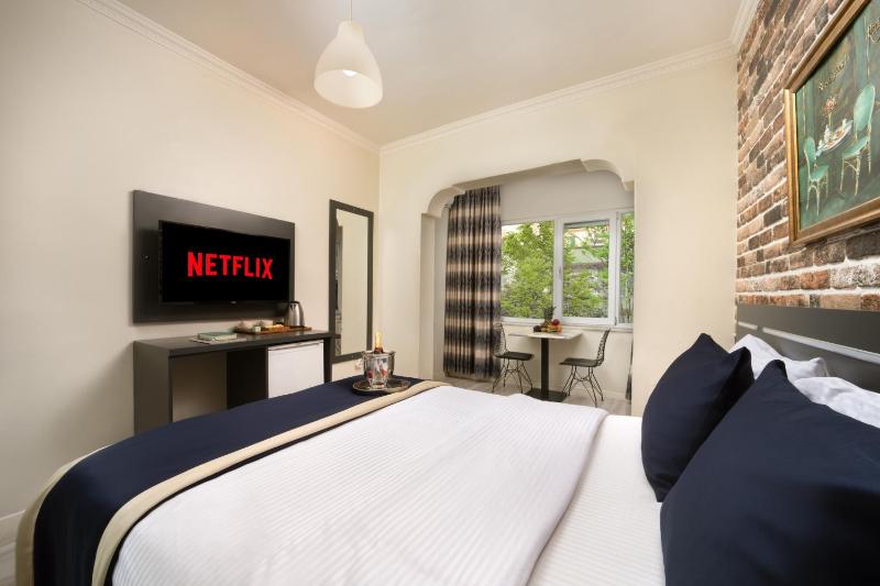 Superior Triple Room image 3