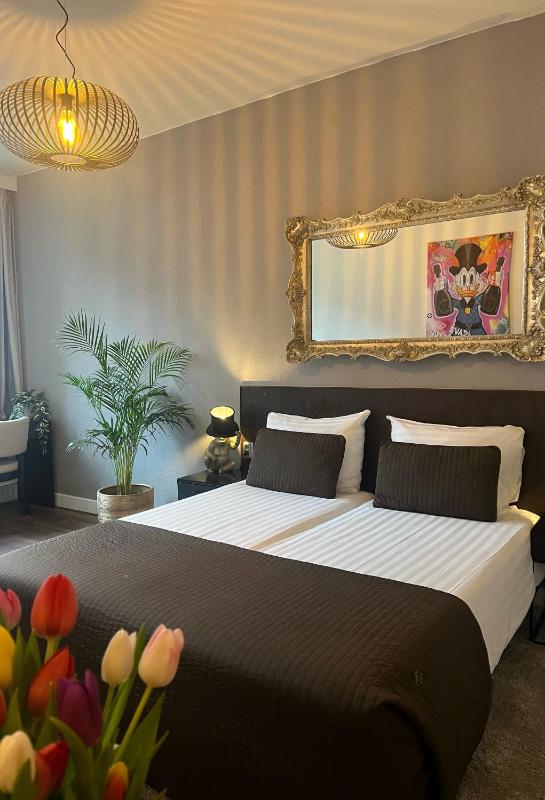 Double Room with Private Bathroom image 1