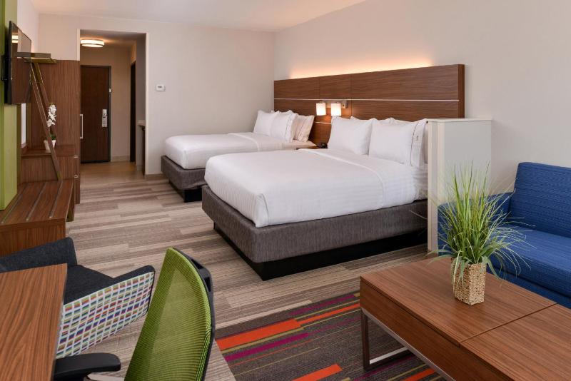 Queen Suite with Two Queen Beds image 4