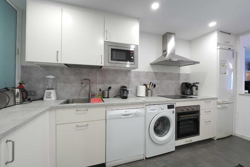 2033 modern 3 Bed large Terrace with sun loungers - image 7