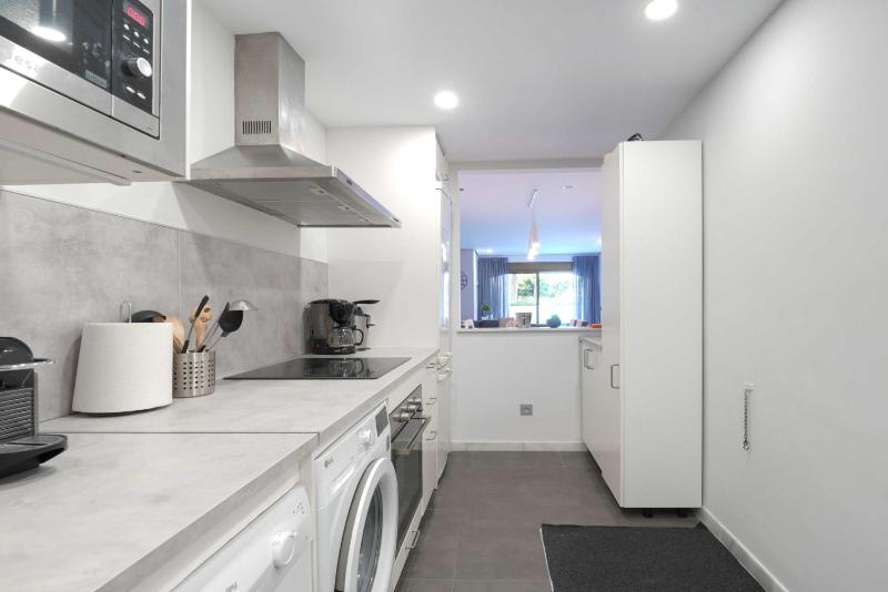 2033 modern 3 Bed large Terrace with sun loungers - image 16