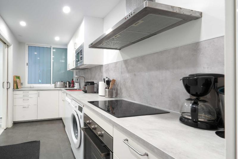 2033 modern 3 Bed large Terrace with sun loungers - image 18