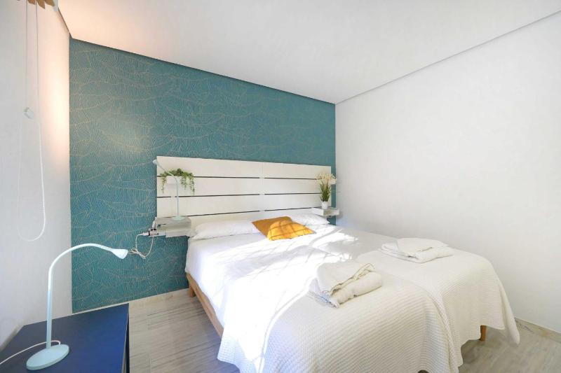 2033 modern 3 Bed large Terrace with sun loungers - image 14
