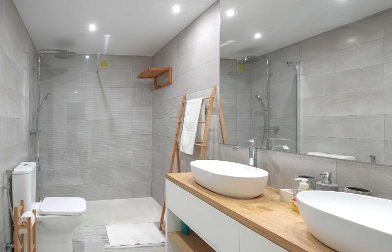 2033 modern 3 Bed large Terrace with sun loungers - image 15
