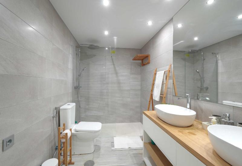 2033 modern 3 Bed large Terrace with sun loungers - image 22