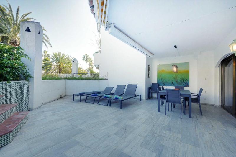 2033 modern 3 Bed large Terrace with sun loungers - image 31