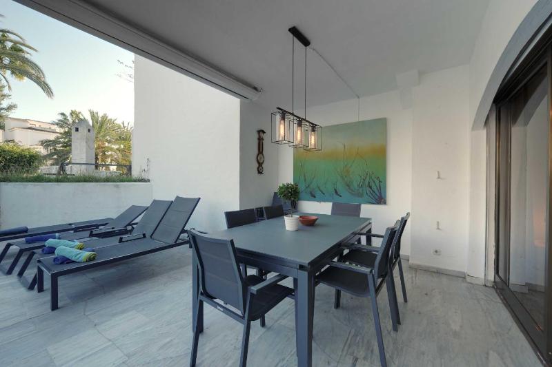 2033 modern 3 Bed large Terrace with sun loungers - image 38