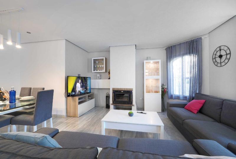 2033 modern 3 Bed large Terrace with sun loungers - image 21