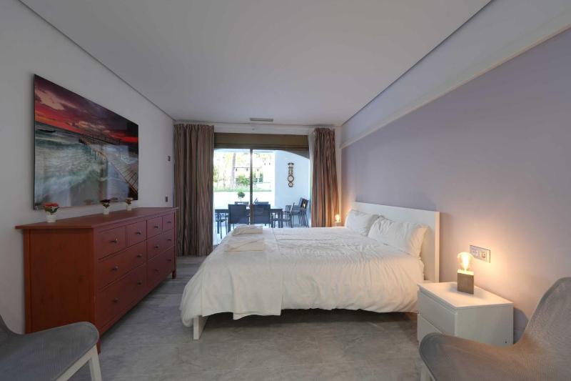 2033 modern 3 Bed large Terrace with sun loungers - image 9