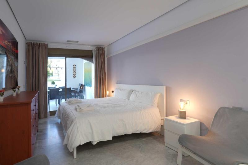 2033 modern 3 Bed large Terrace with sun loungers - image 43
