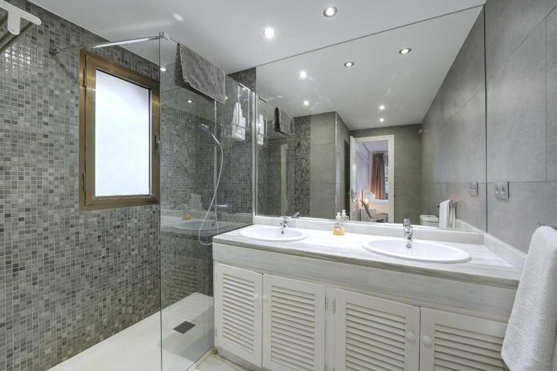 2033 modern 3 Bed large Terrace with sun loungers - image 13